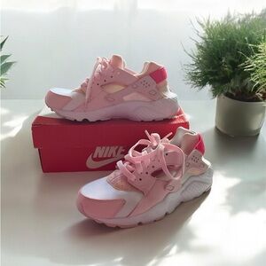 NIKE HUARACHE RUN GIRLS
 SIZE 4.5
Color PINK and WHITE